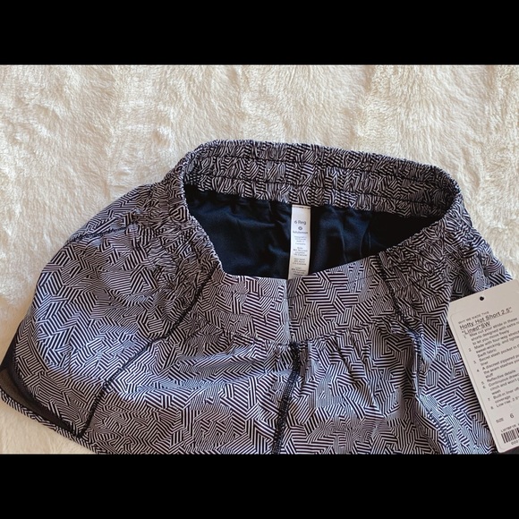 Lululemon Hotty Hot 2.5” *Lined* SW - Picture 3 of 3